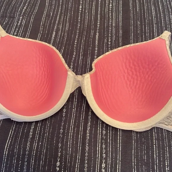 Three PINK bras - Picture 5 of 7